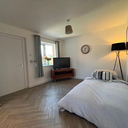 Contemporary 1 Bedroom Apartment Normanton  Exterior photo