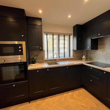 Contemporary 1 Bedroom Apartment Normanton  Exterior photo