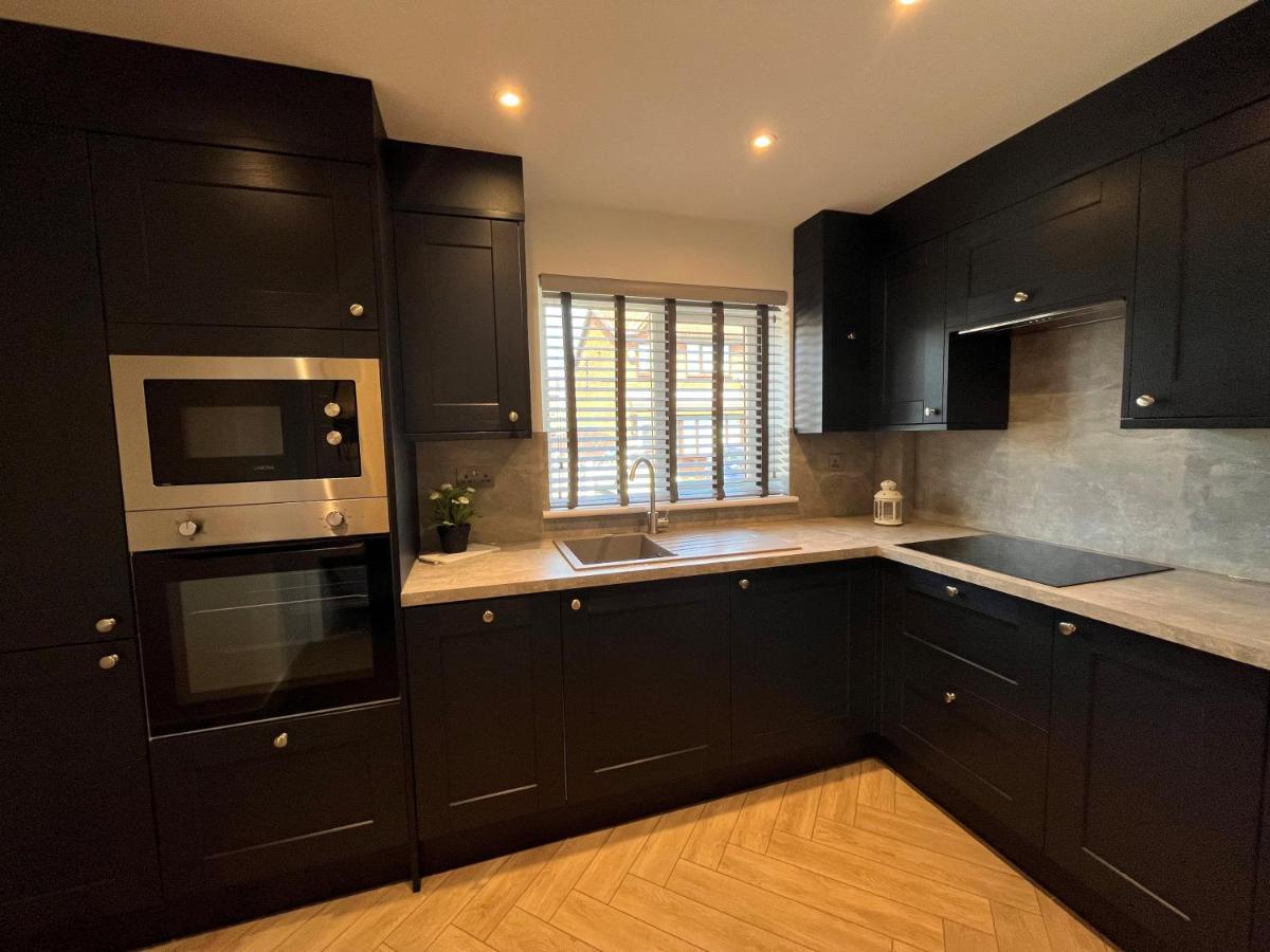 Contemporary 1 Bedroom Apartment Normanton  Exterior photo