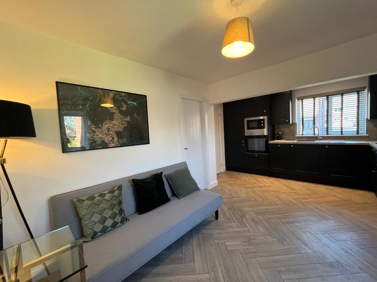 Contemporary 1 Bedroom Apartment Normanton  Exterior photo