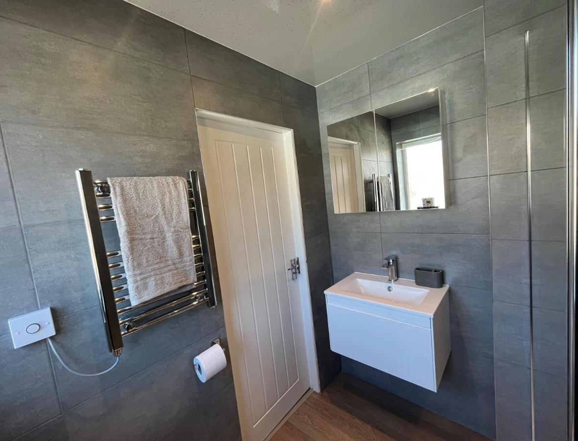 Contemporary 1 Bedroom Apartment Normanton  Exterior photo