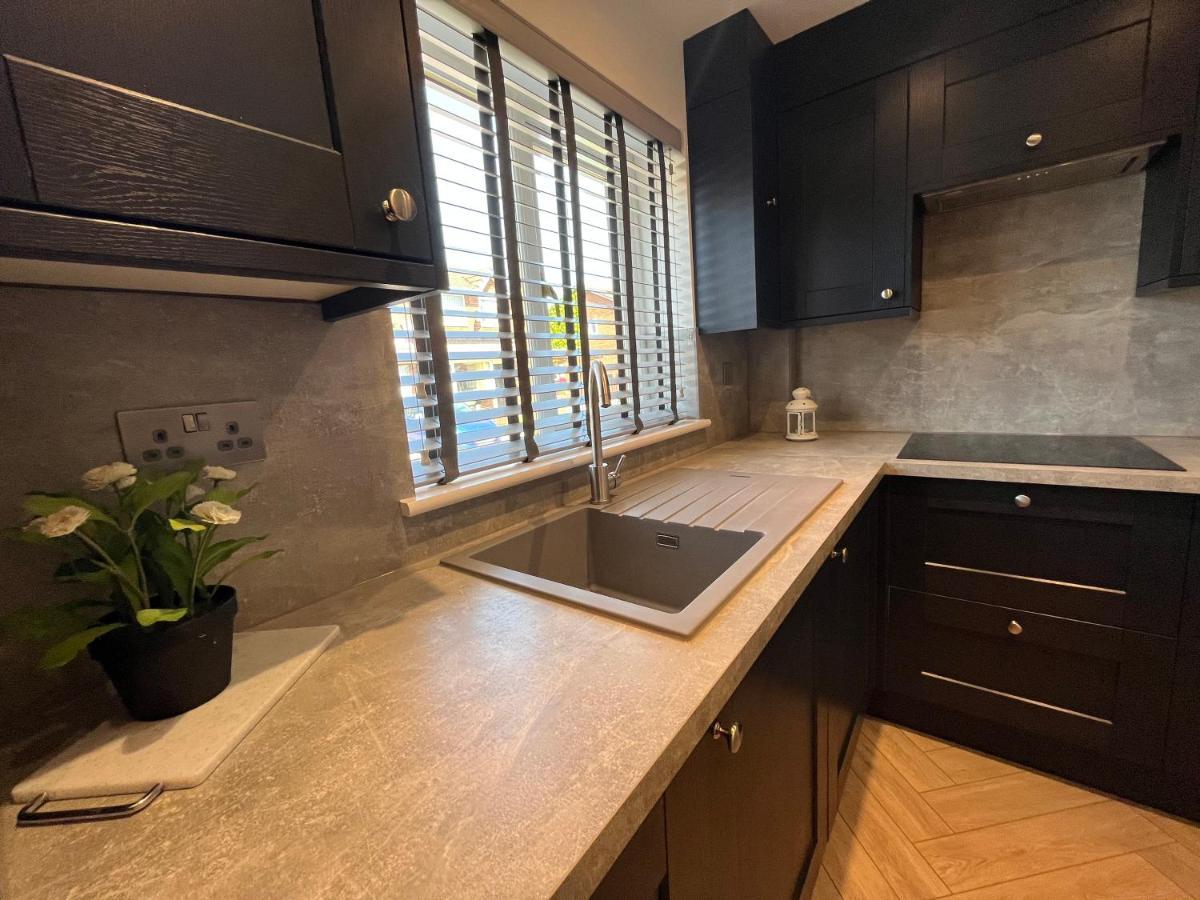 Contemporary 1 Bedroom Apartment Normanton  Exterior photo